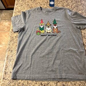NWT Life Is Good Gray Festive gnome Santa Christmas Dogs Merry Woofmas T-Shirt